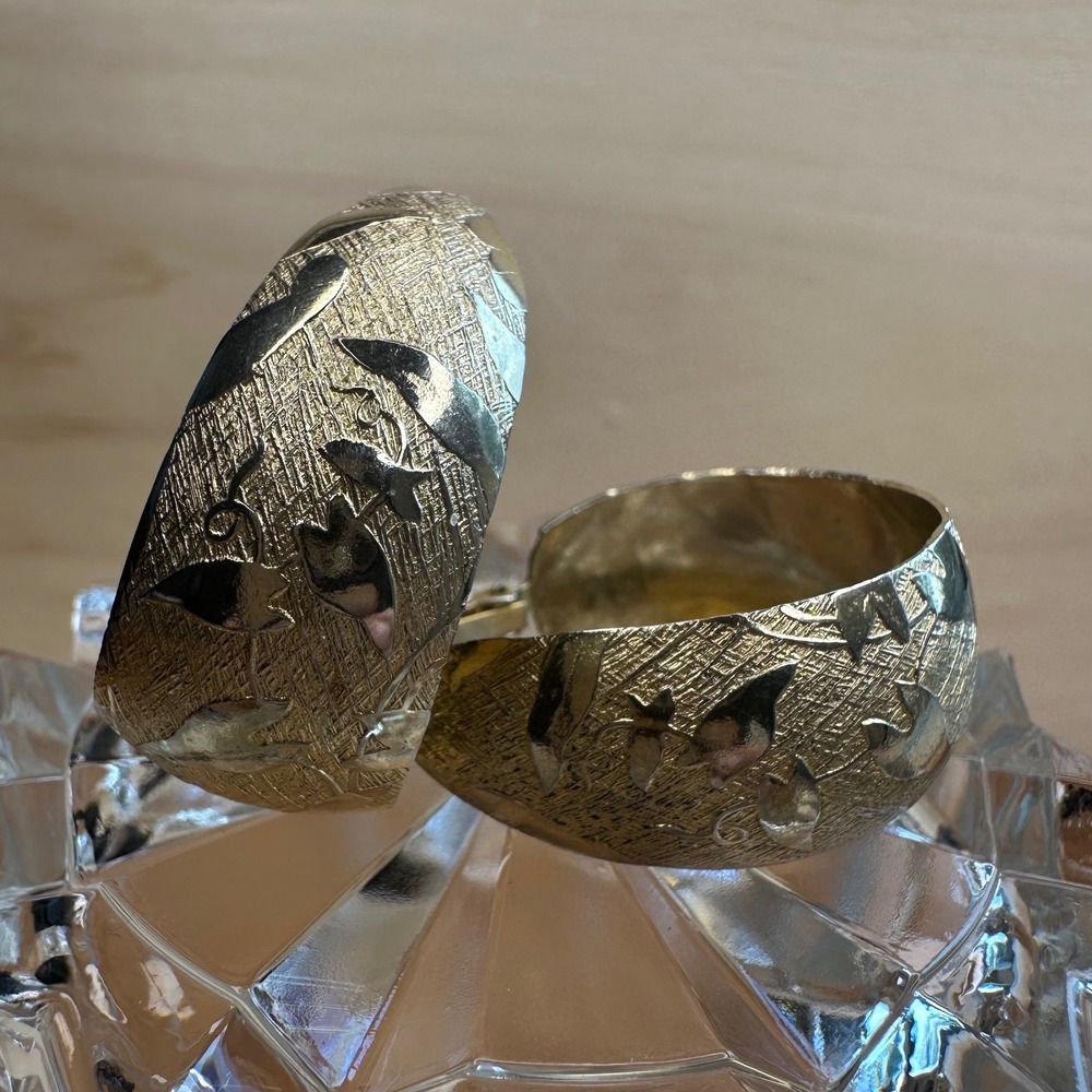Sarah Coventry Womens Clip On Earrings OS Gold Good Textured Leaf Vintage Hoop